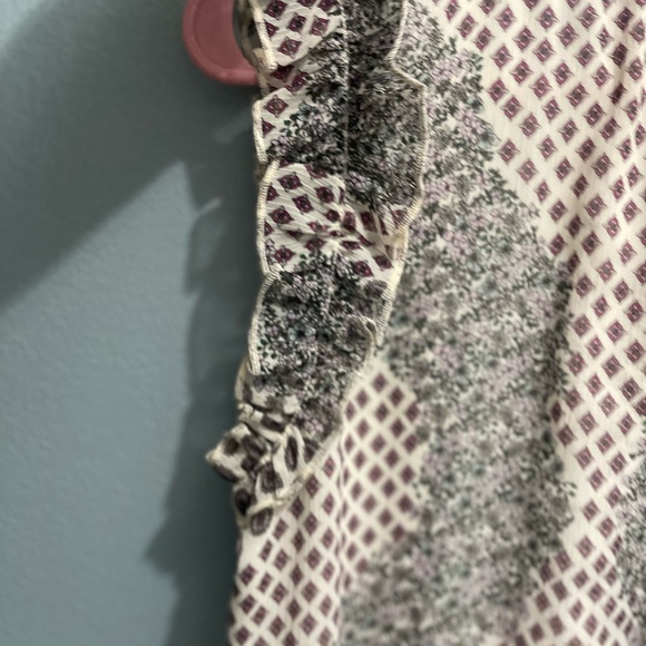 Floral ruffle split neck blouse, size M - Picture 10 of 12